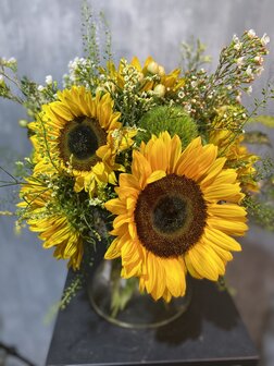 zonnebloemen + vaas 