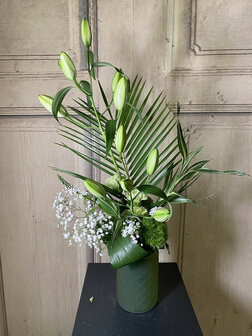 groen &amp; witte snijbloemen + groene vaas